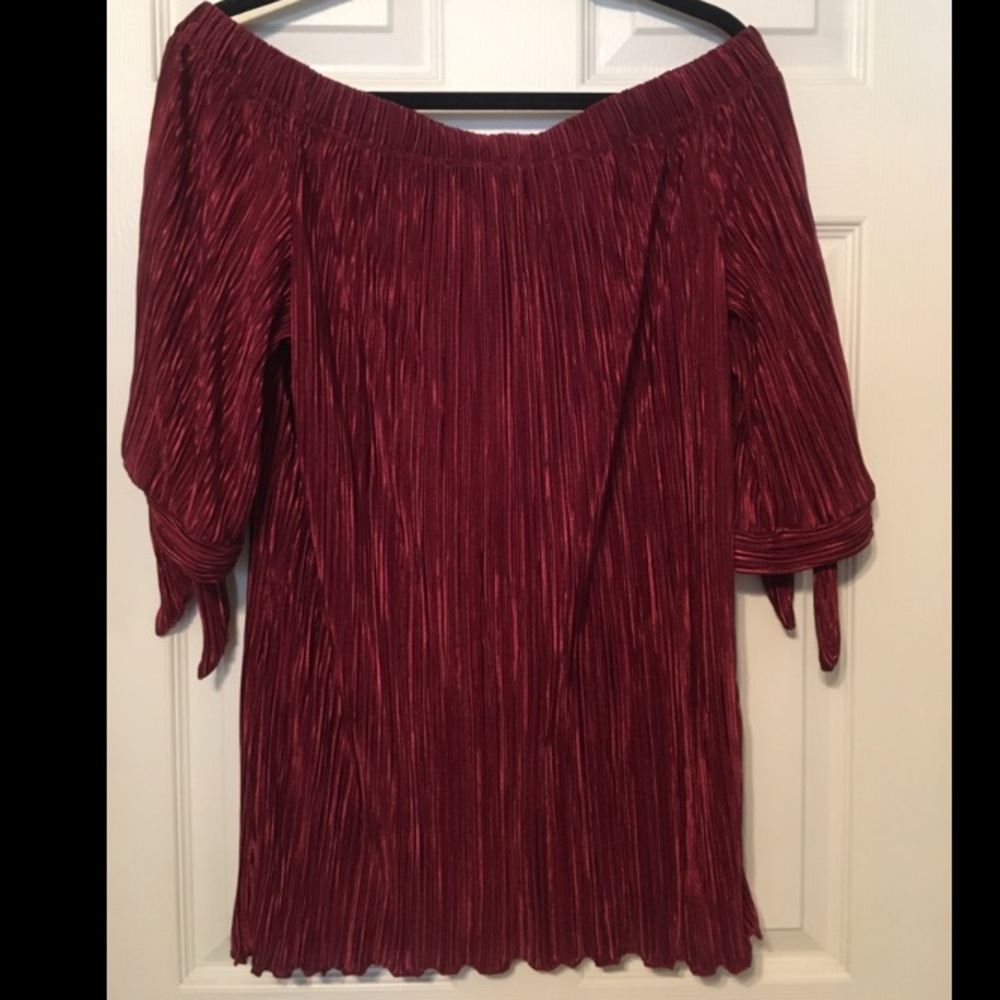 Off the shoulder burgundy top w/ ties fits 14/16